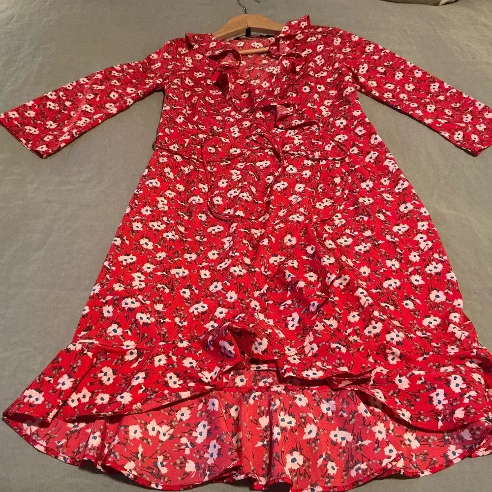 Veto Moda Molly 3/4 sleeve wrap dress in red with floral pattern - Picture 1 of 11